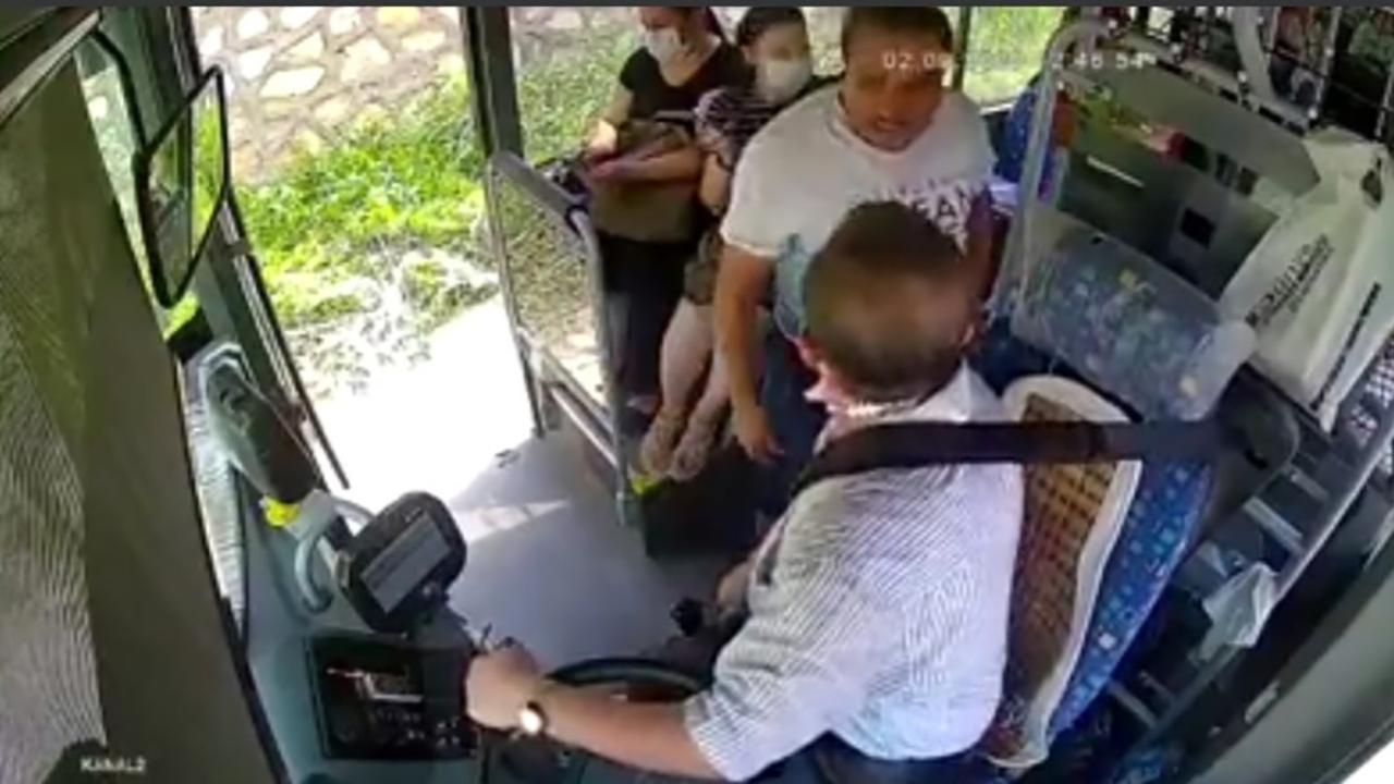 "Maske tak, kart bas" diyen şoförü yumrukladı