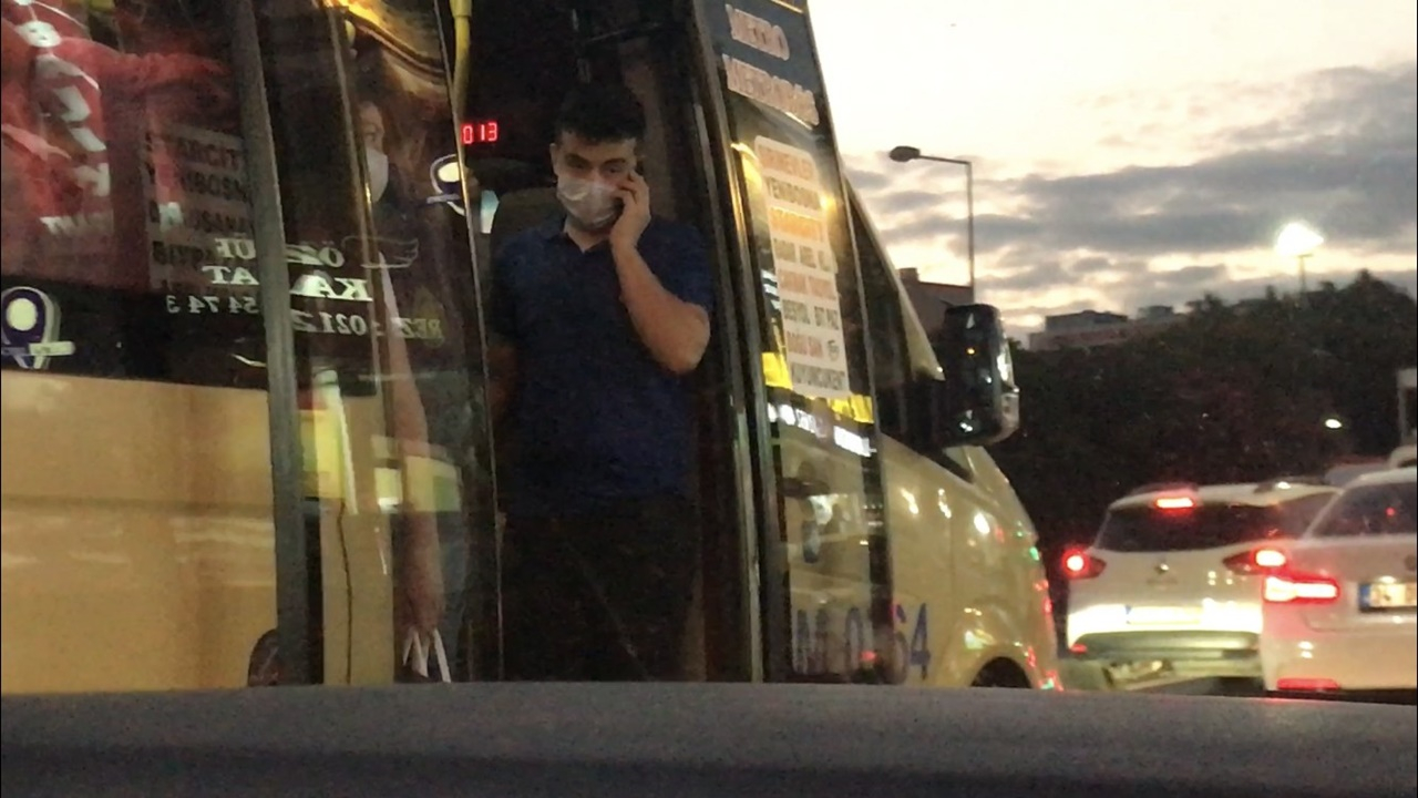 Tıka baka minibüsün kapı açık yolculuğu