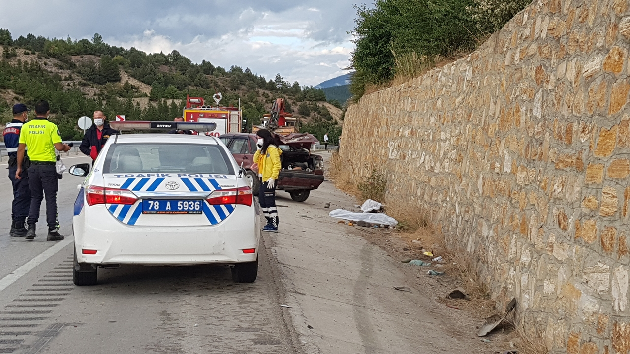 Virajı alamadı, yol kenarındaki işçilere çarptı