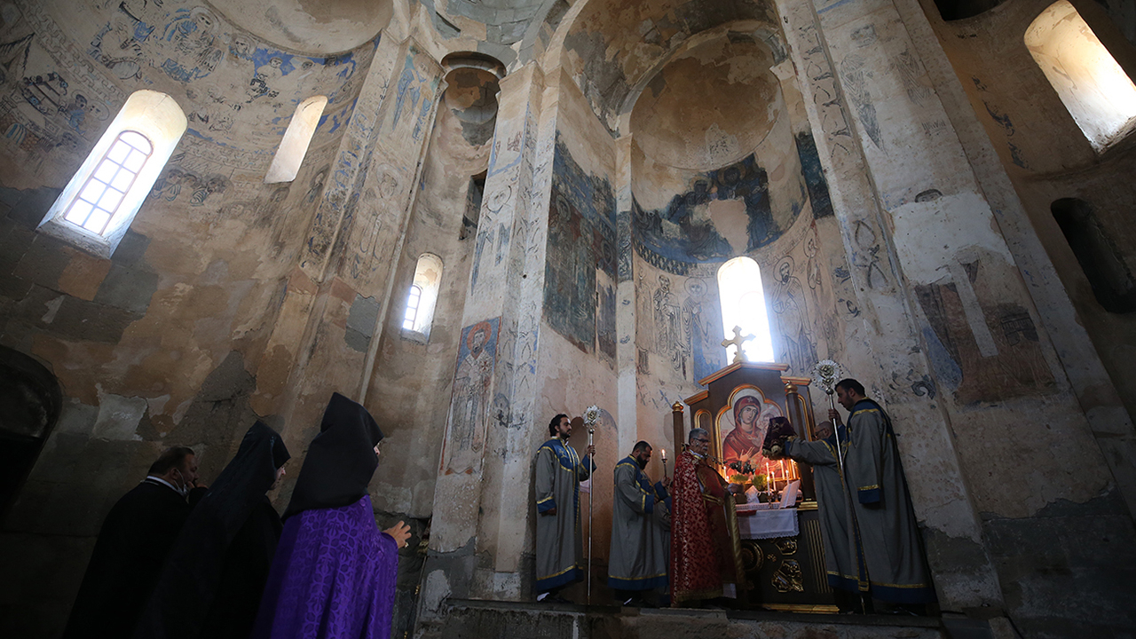 Akdamar Kilisesi'ndeki ayin Kovid-19 tedbirleri altında başladı