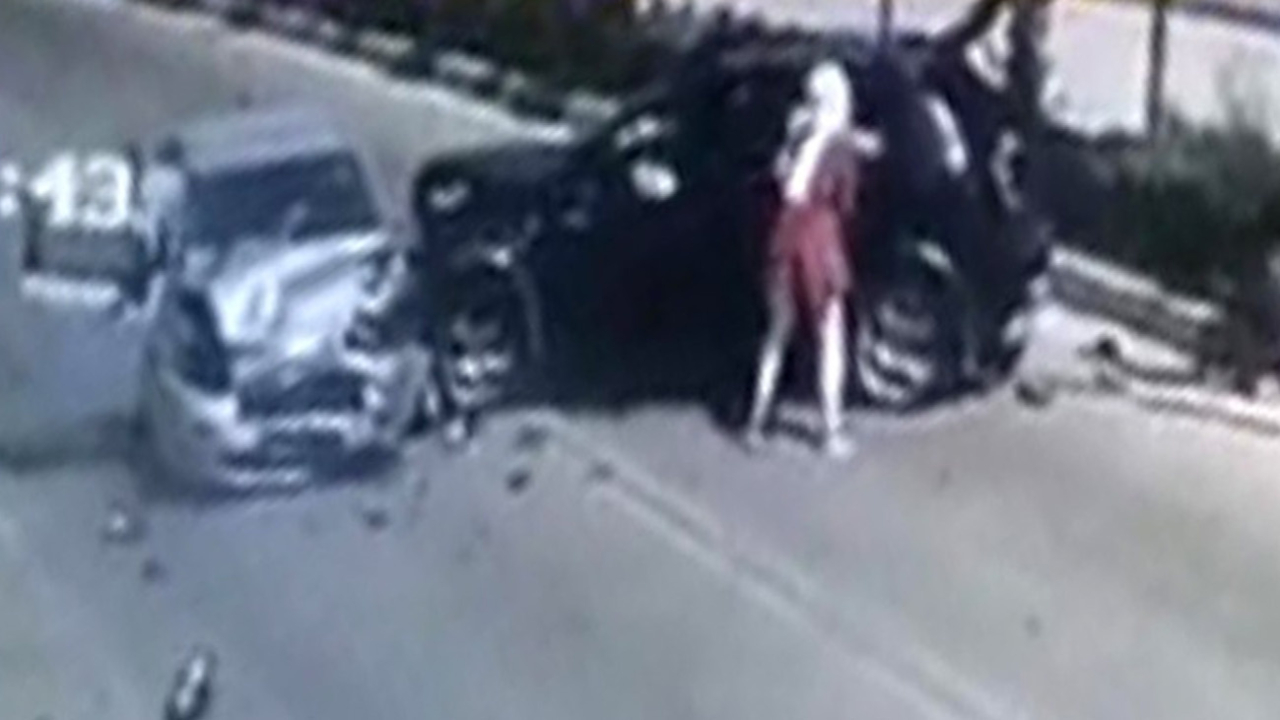 Adana'da iki otomobil kafa kafaya çarpıştı!