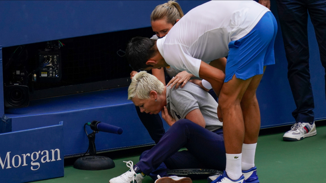 Djokovic topla hakemi vurdu, diskalifiye edildi!