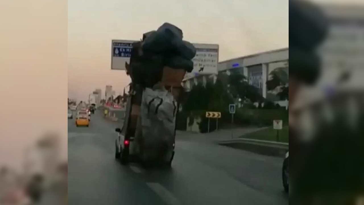 Kasasında karton yığınlarıyla E-5'te ilerleyen kamyonet şaşkına çevirdi