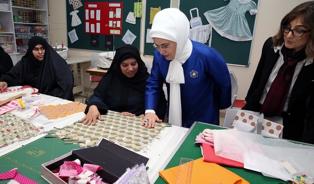 Emine Erdoğan, Bahreyn'de kadınlara meslek edindirme merkezini ziyaret etti