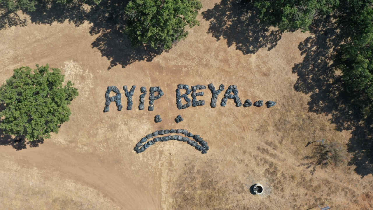 Mesire alanında toplanan çöplerle piknikçilere esprili tepki