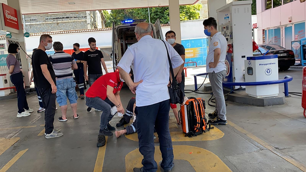 Yakıt alan sürücü çalışanın bacağını ezdi