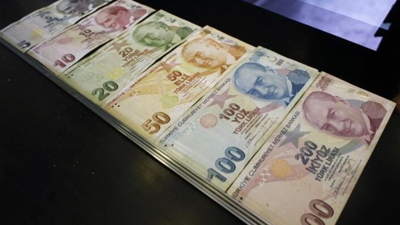 Müşterilerinin imzasını taklit ederek 15 milyon lira dolandırmıştı!