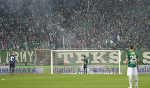 Bursaspor taraftarı ne bulsa Volkan Demirel'e attı!