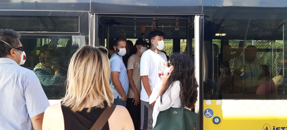 Metrobüslerde sosyal mesafesiz yolculuk