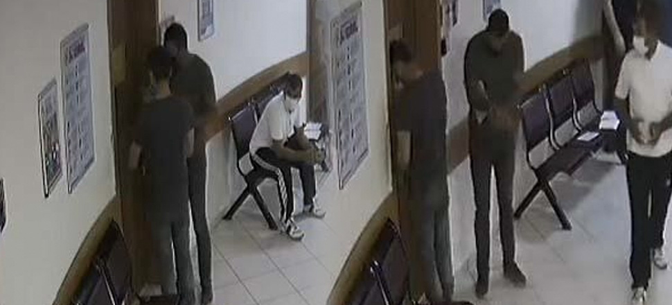 Tartıştığı doktor kapıyı üzerine kapattı... 2 parmağı koptu!