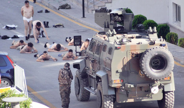 Karargahta asker kıyafetiyle gezen 20 sivil aranıyor