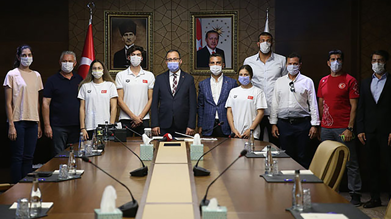 Kasapoğlu, Tokyo vizesi alan milli yüzücüleri kabul etti