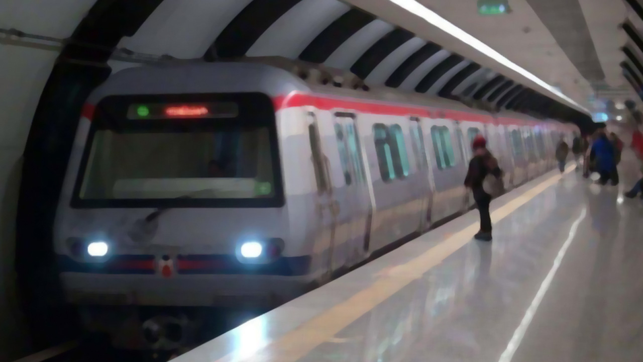 İstanbul metrosunda iğrenç olay! Genç avukatın gizlice fotoğraflarını çekti...