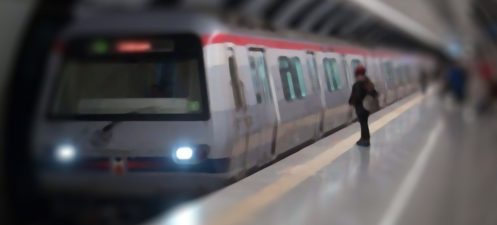 İstanbul metrosunda iğrenç olay! Genç avukatın gizlice fotoğraflarını çekti...