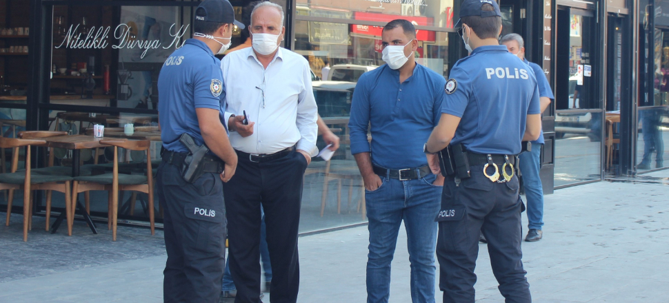 Polisle vatandaşın güldüren diyaloğu