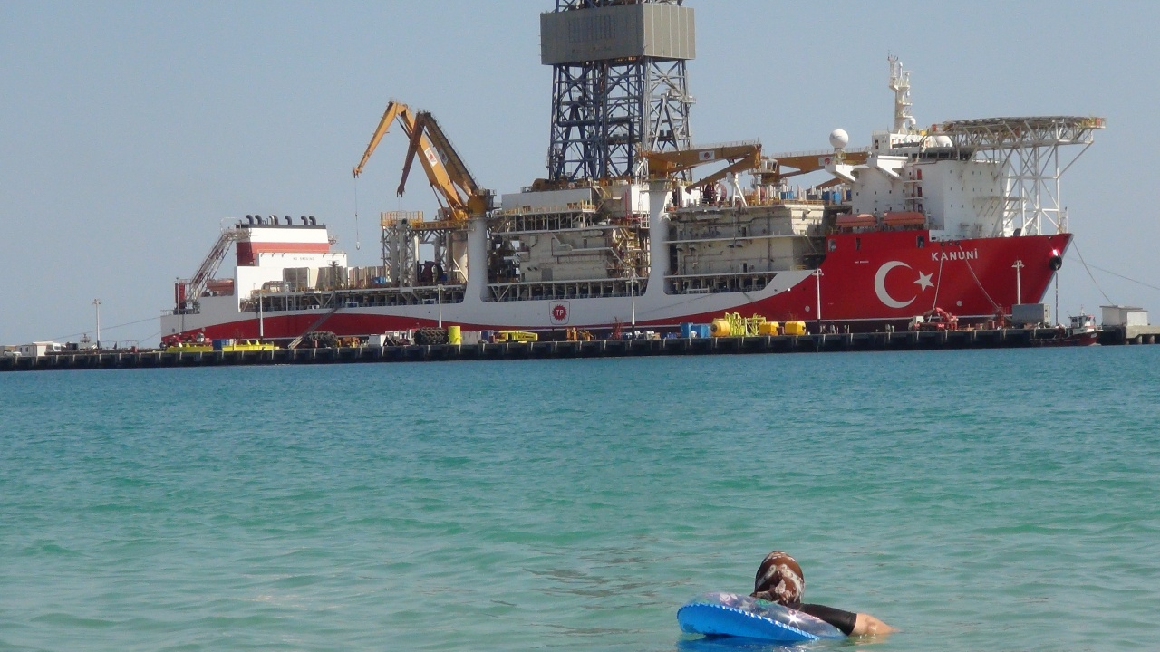 Kanuni Türk Bayrağı renklerine boyandı