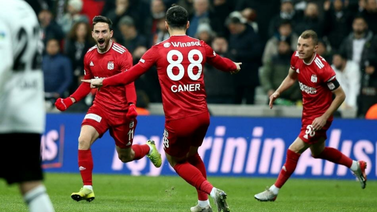 Sivassporlu futbolcu Erdoğan Yeşilyurt trafik kazası geçirdi