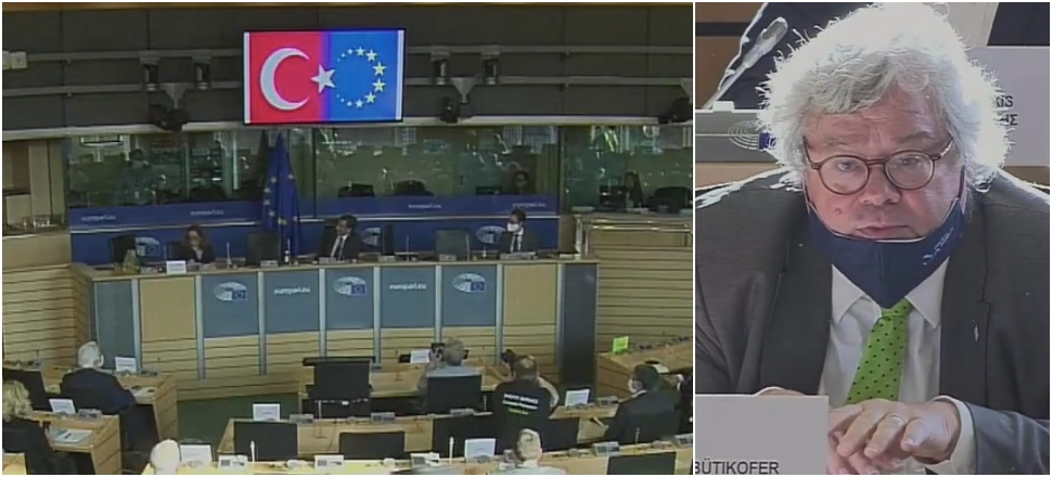 Türk bayrağına bile tahammül edemediler