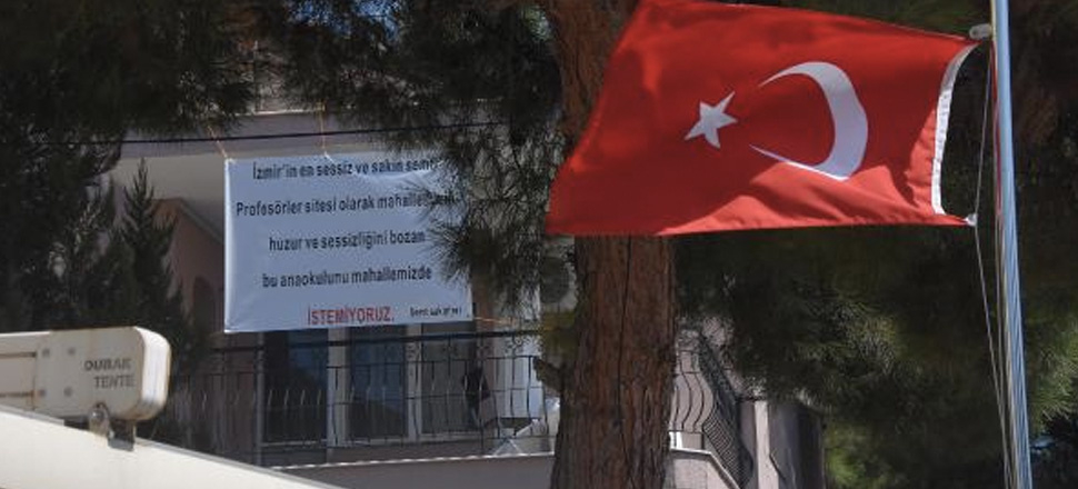 İzmir'de çocuk sesine sinirlenip, balkonuna 'Anaokulunu istemiyoruz' pankartı astı!