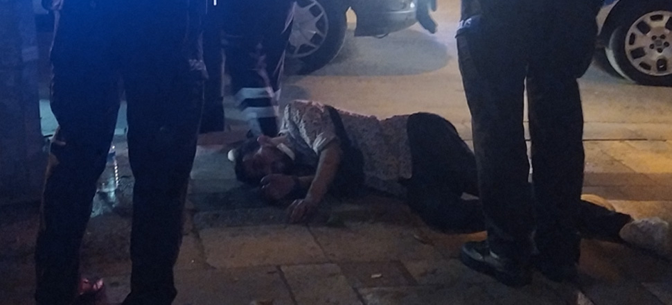 Yolda yürürken bir anda yere yığılan genç panik oluşturdu!