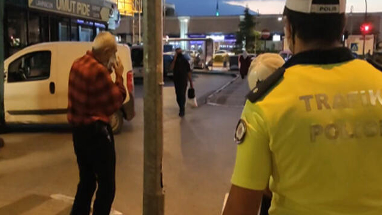 Maske cezası alan yaşlı adam maskesini çıkartıp yoluna devam etti!