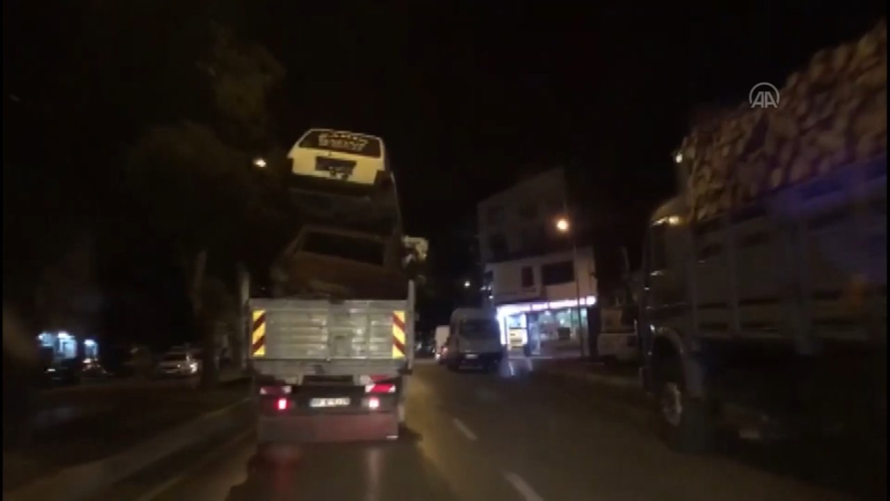 2 otomobili üst, üste koyup taşıdılar