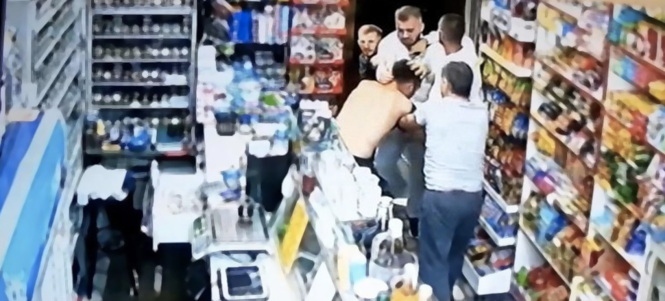 Kağıthane’de marketi soyan gaspçı market sahibi ve vatandaşlar tarafından öldüresiye dövüldü!