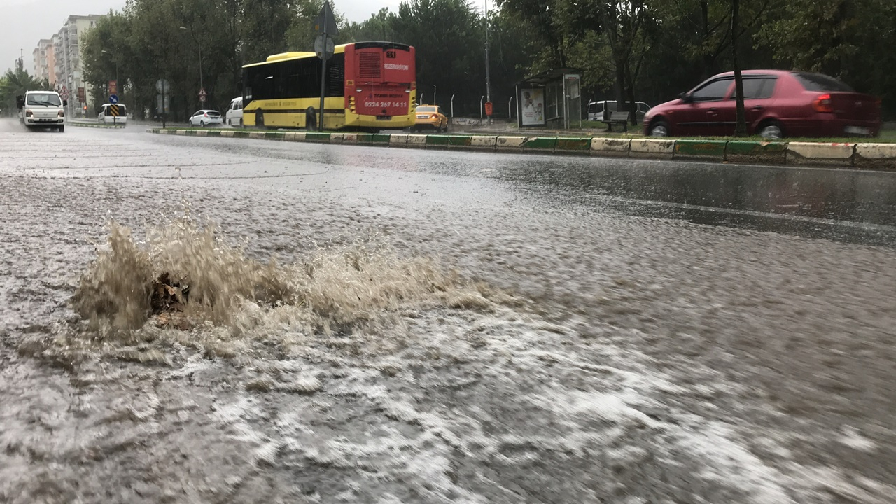 Bursa'da sağanak sel getirdi