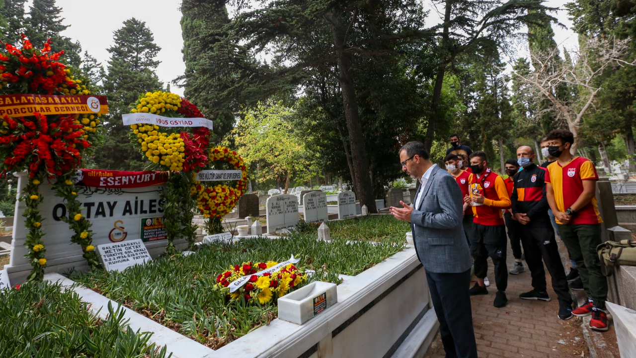 Bakan Kasapoğlu, Metin Oktay'ı kabri başında andı