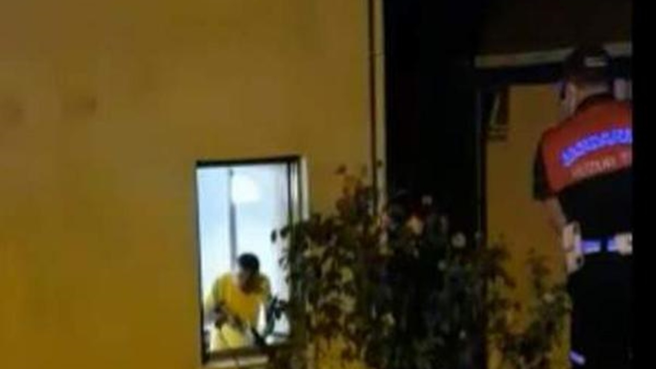 Kapıda gördüğü kadını av tüfeğiyle öldürdü