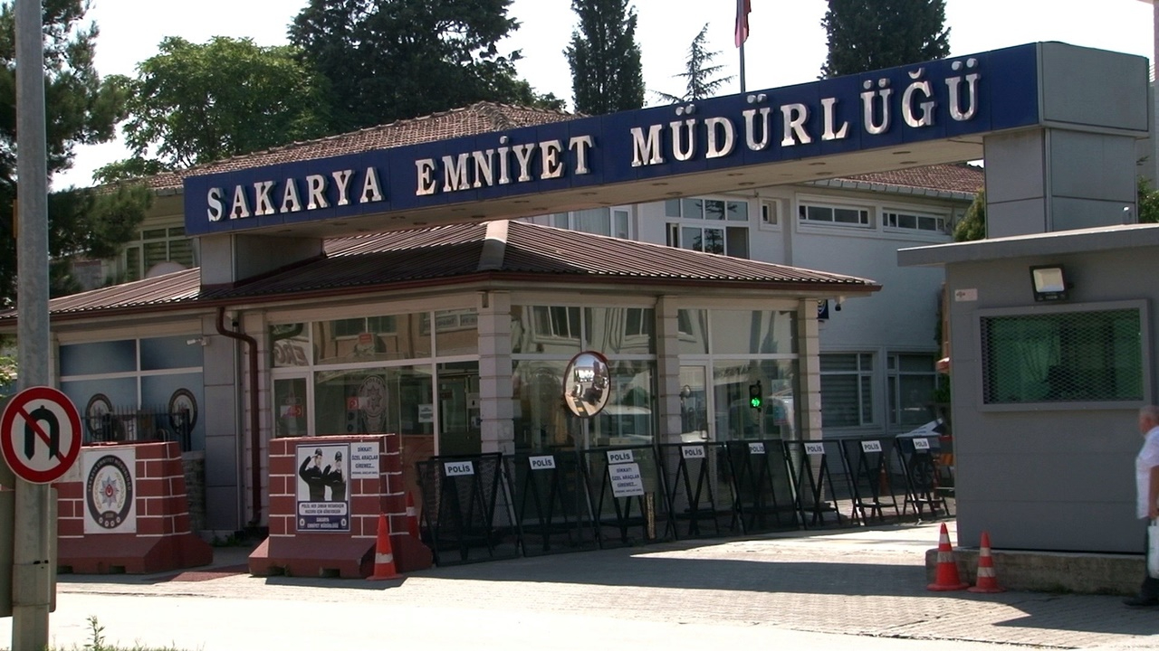 Gözaltına aldıkları şüphelinin korona testi pozitif çıktı