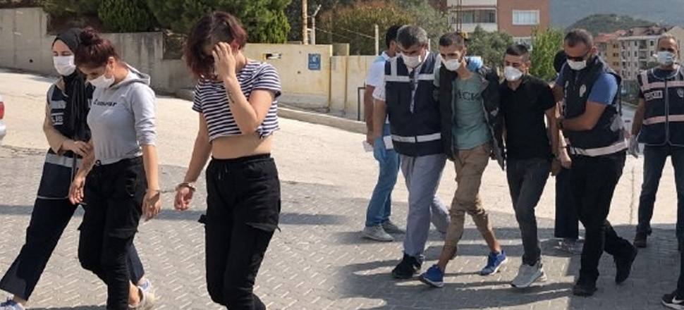 İçeriye silahlarla girip, kadınlarla buluşmayı bekleyen 2 kişiyi gasp ettikler!