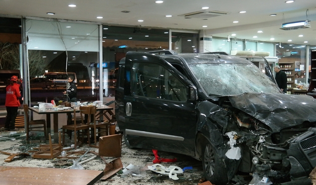 Araç restorana girdi, yemek yiyenlere çarptı
