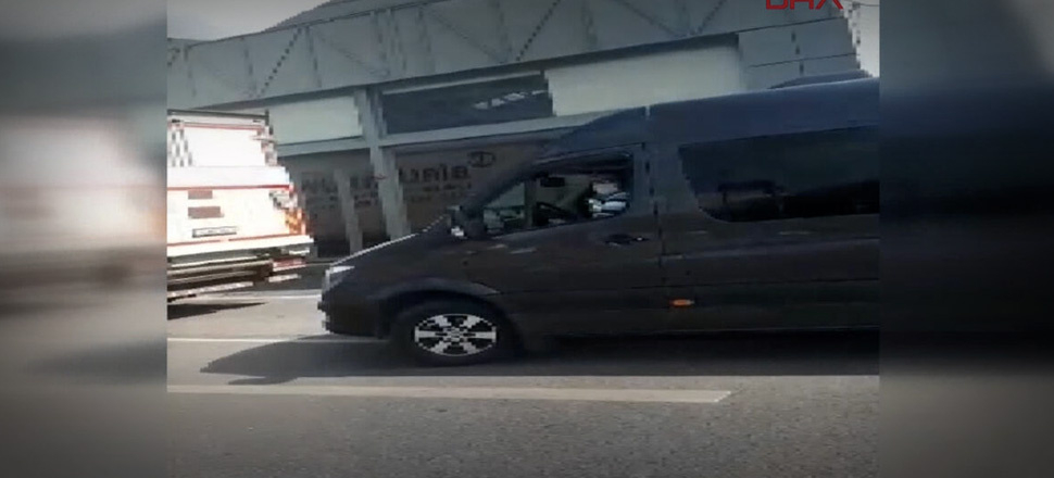 Beyoğlu'nda servis şoföründen yürüyen kadına sözlü taciz