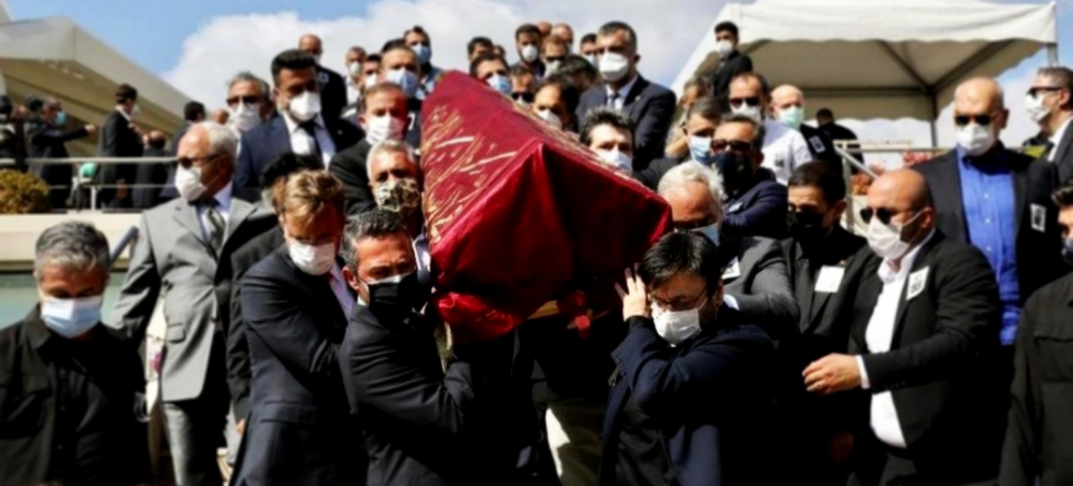 Suna Kıraç, son yolculuğuna 'kırmızı örtü' ile uğurlandı