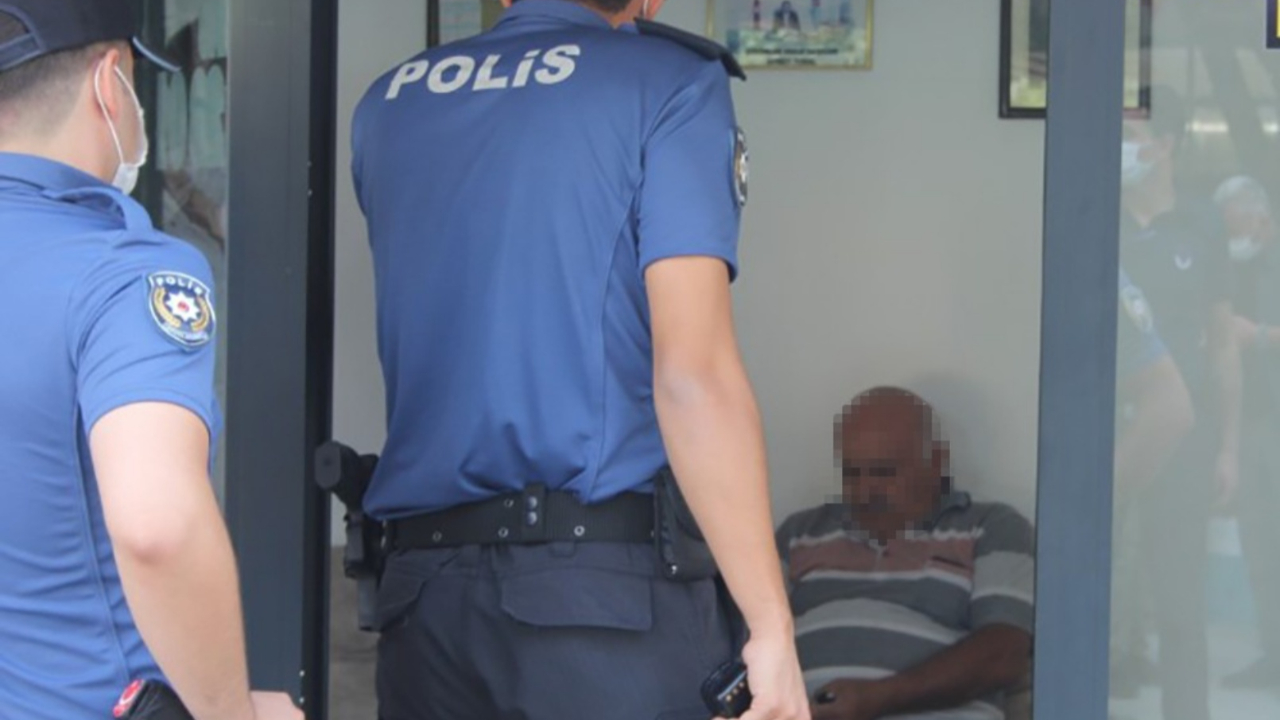 Uyarıya sinirlenip maskesini fırlattı