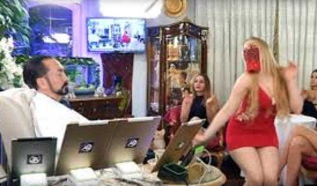 Adnan Oktar’ın Peçeli Kediciğinin dansı sosyal medyayı salladı