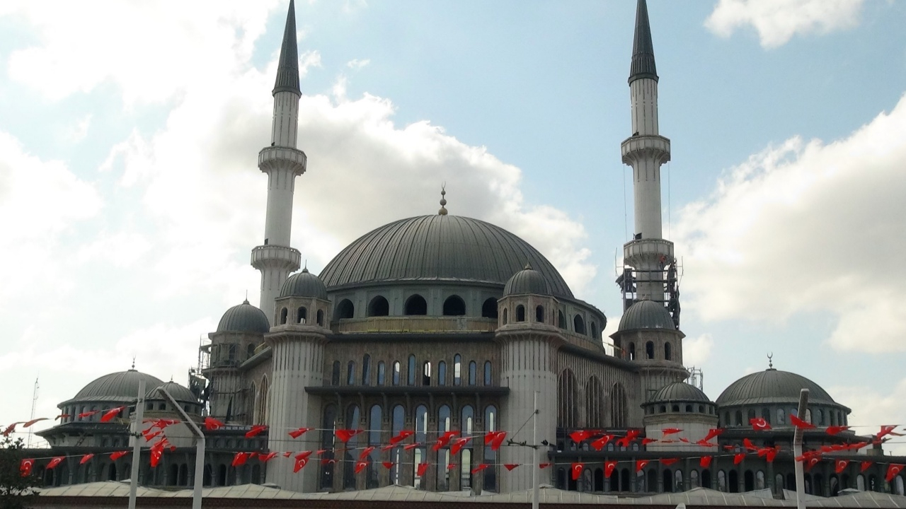 Taksim Camii'nin minareleri tamamen ortaya çıktı