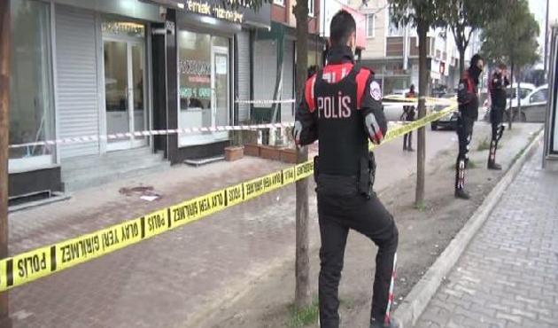 Hırsızlık şüphelileri elleri kelepçeli sağlık kontrolünden kaçtı