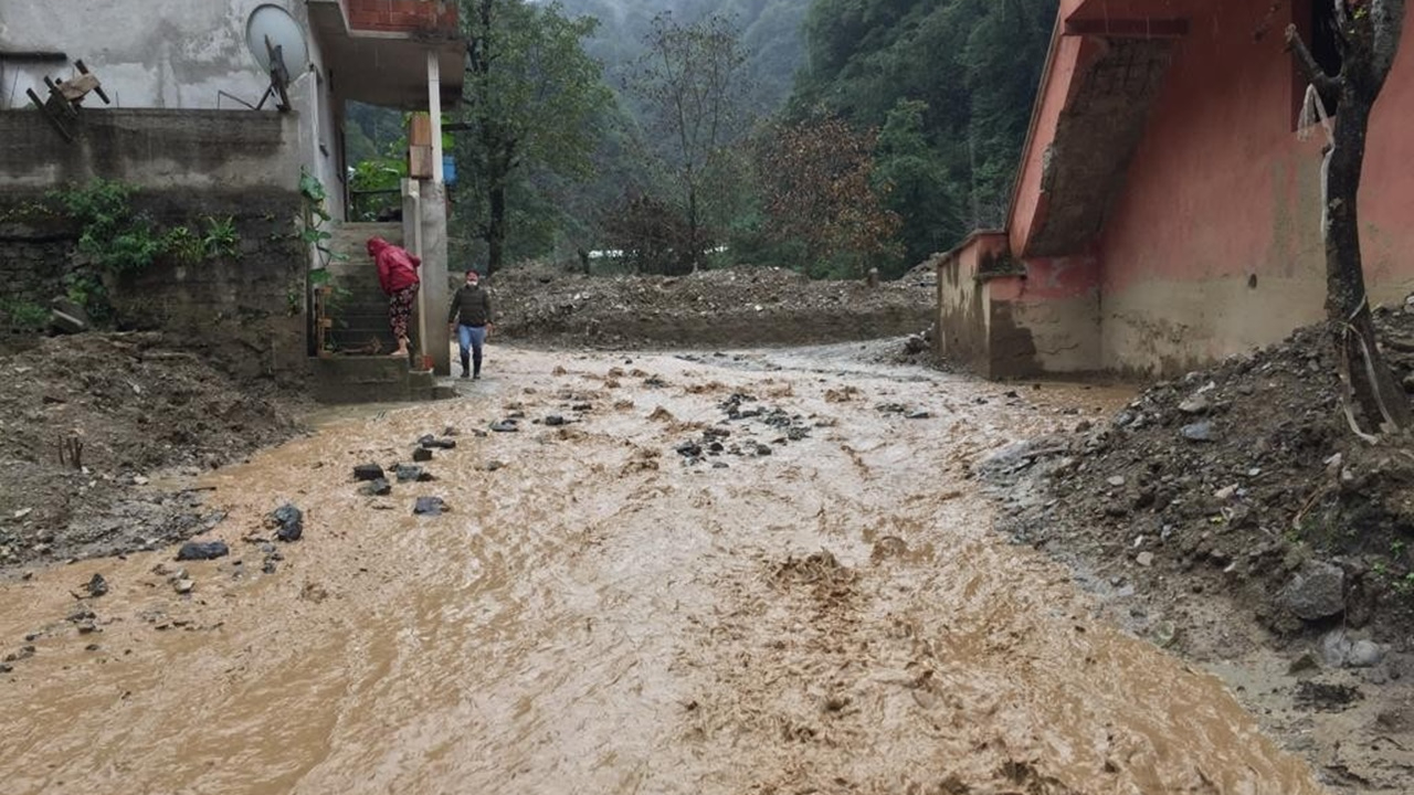 Meteorolojinin uyardığı Rize'de sel