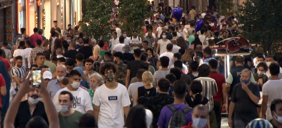 İstiklal Caddesi'nde iğne atsan yere düşmez