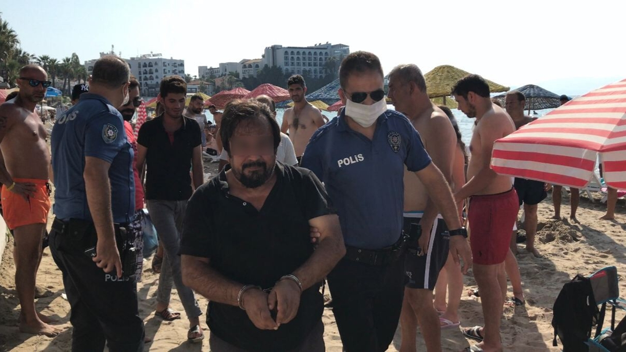 Kabine giren kadının görüntüsünü çekti