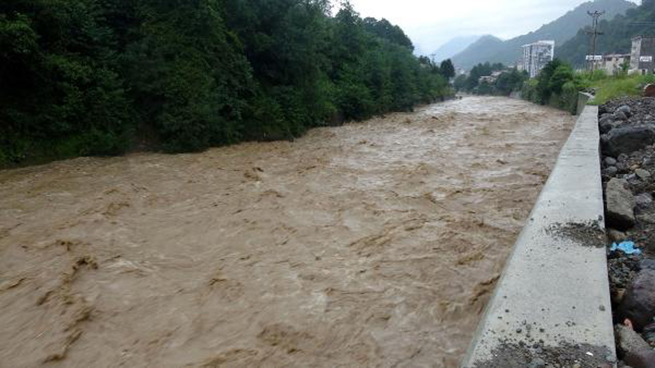 Doğu Karadeniz'de üç ilde alarm! Şiddetli yağış etsini artırdı