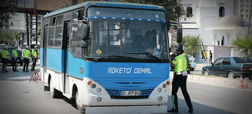 Polis minibüsteki 'roket'i affetmedi!