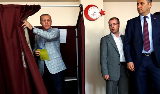 ABD'ye kaçan FETÖ'cü, örgütten kopuşu böyle engellemeye çalıştı!