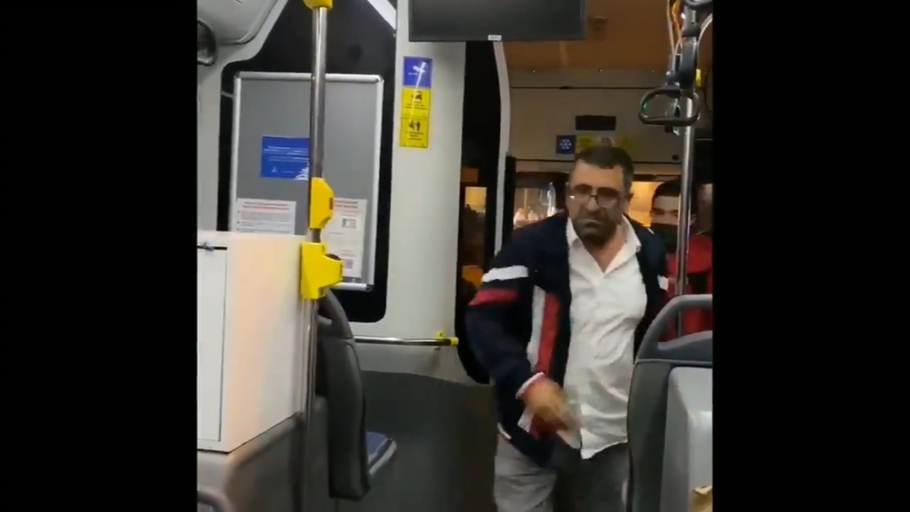 Otobüs şoförü ile kadın yolcu arasında bisiklet tartışması