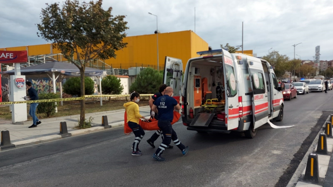 Boşanma aşamasındaki eşine ve arkadaşına kurşun yağdırdı