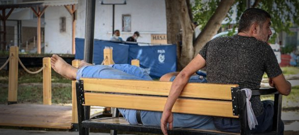 Parkta ölen kişiye aldırmadan bankta uyumaya devam ettiler!