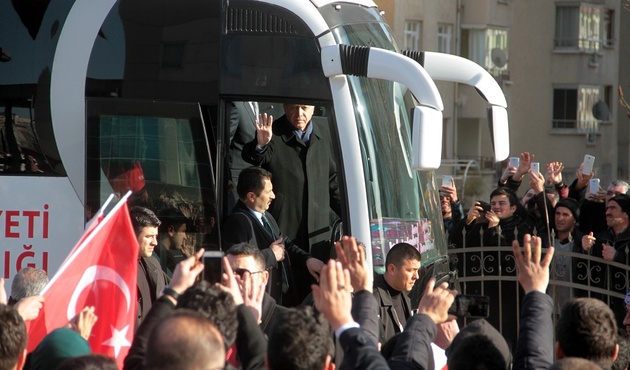 Elazığ'da üzücü kaza: Cumhurbaşkanılığı otobüsünün altında kaldı!