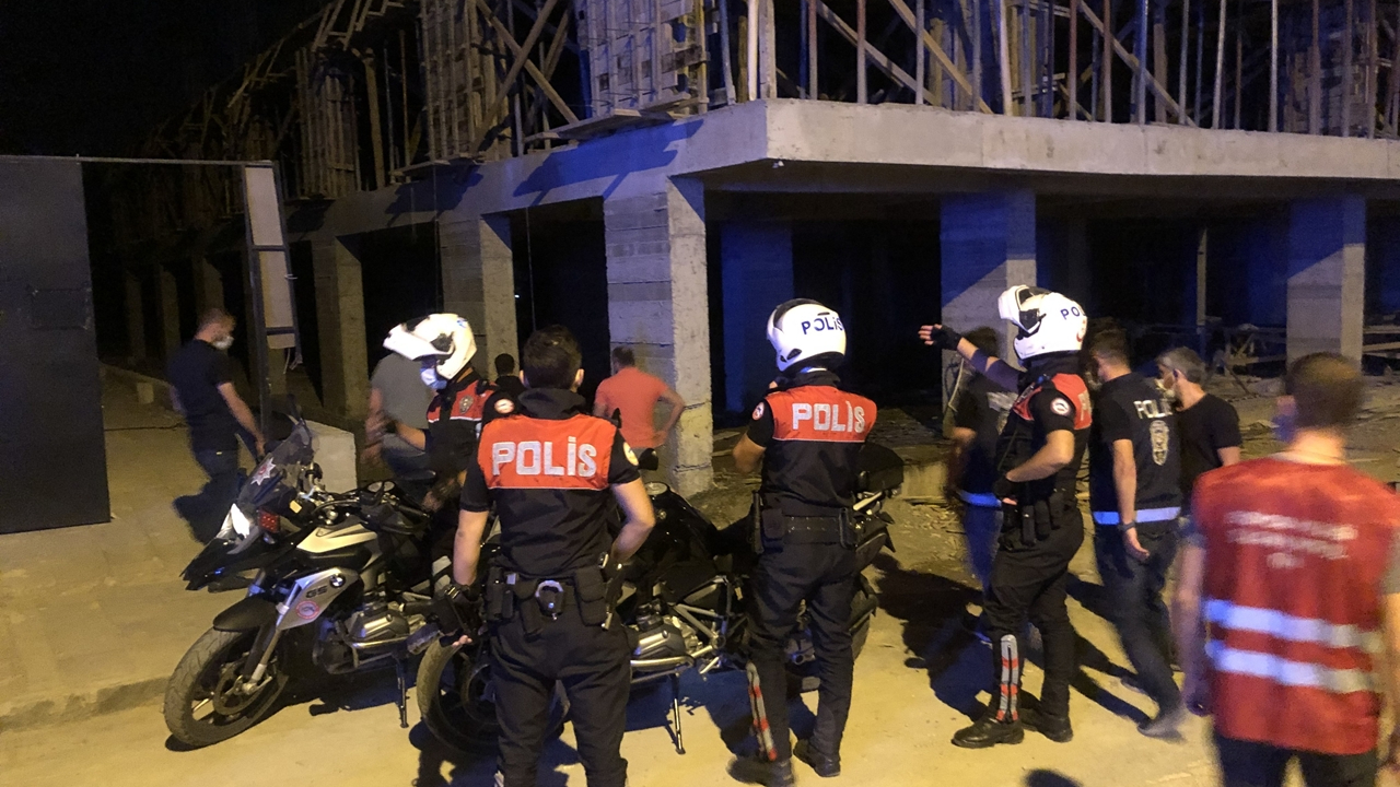 Elleri kelepçeli halde ekip otosundan kaçtı